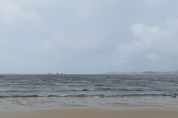 大國重器再添一員！全球最大海上換流站“海風之心”開始安裝浮托